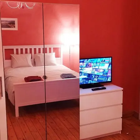 Charming With Terrace Near Merode