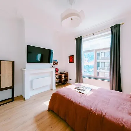 Slow Moments In Apartamento