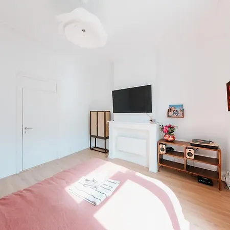 Slow Moments In Apartamento *