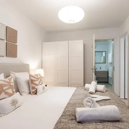 Contemporary Comfort In The Heart Of The Apartmán *