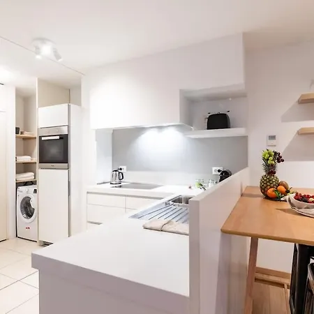 Contemporary Comfort In The Heart Of The Apartmán Brusel