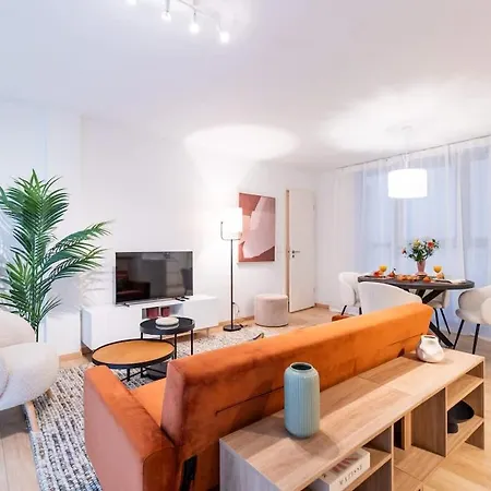 Contemporary Comfort In The Heart Of The Apartmán Brusel