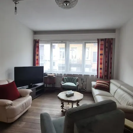 Large 1st Floor Apartment, Schaerbeek, * Bruxelas