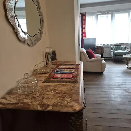 Large 1st Floor Apartment, Schaerbeek, Apartamento