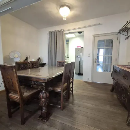 Apartamento Large 1st Floor Apartment, Schaerbeek, Bruxelas