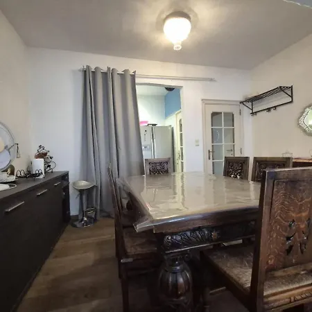 Apartamento Large 1st Floor Apartment, Schaerbeek, Bruxelas