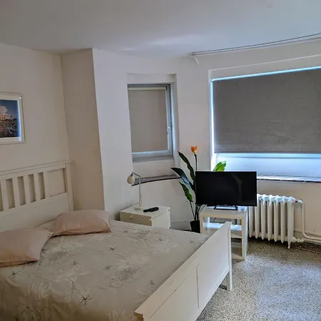 Apartman And Convenient Near Supermarkets And Public Transports *