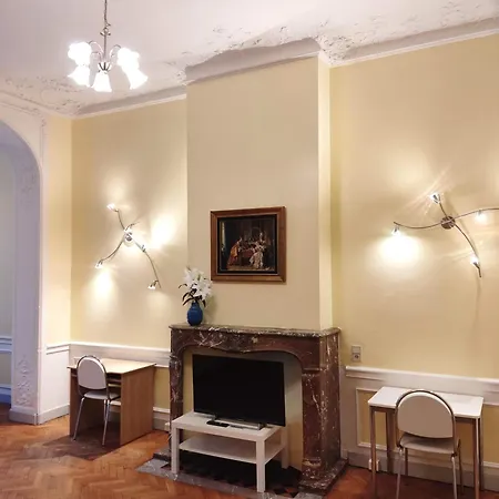 Bright 1br With Terrace Near Montgomery