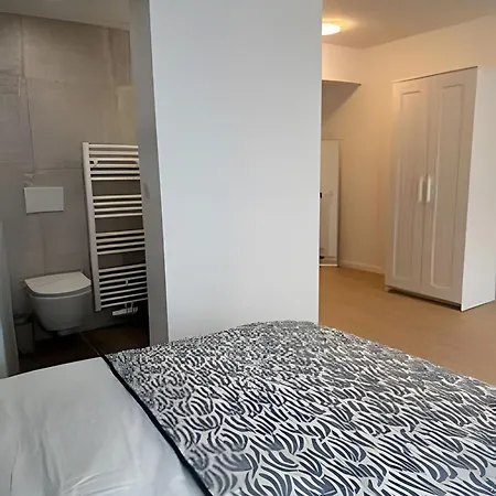 With Ensuite And Garden * بروكسل