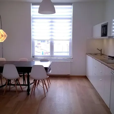 Almost White, Near Train, Metro N7688 Διαμέρισμα Βρυξέλλες