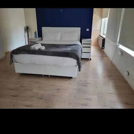 Les Pieds A La Grande Place *