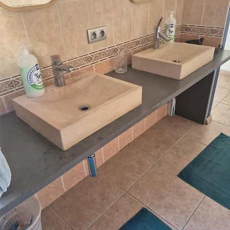 Les Pieds A La Grande Place *