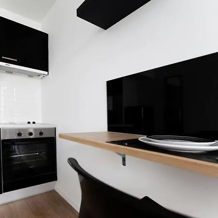 Chic Suisse Flat - Metro Louise Brusel