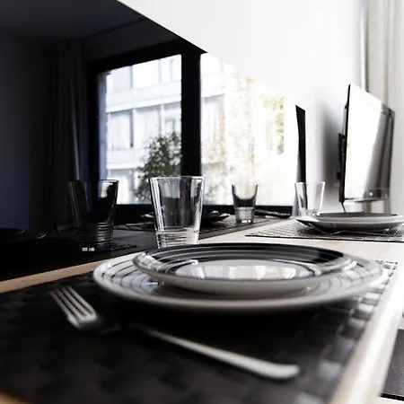 Chic Suisse Flat - Metro Louise Brusel