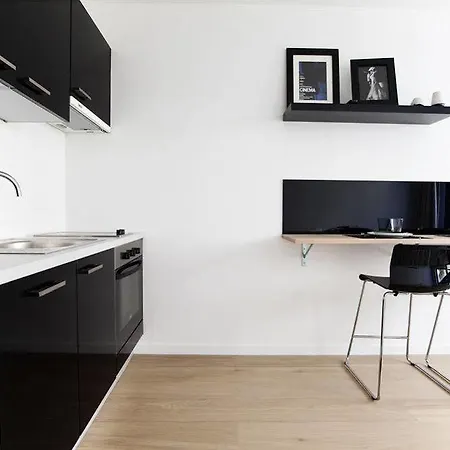 Chic Suisse Flat - Metro Louise Apartmán