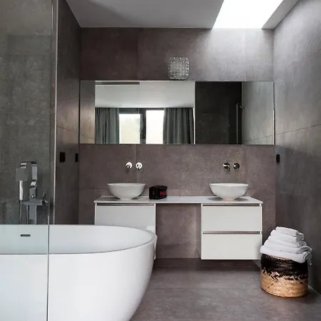 Unit 5 - Trendy Smart Triplex Private Garden & Parking Apartament *