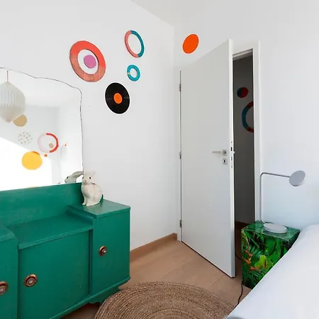 Апартаменты Unit 6 - Colorful Smart Triplex Private Garden & Parking
