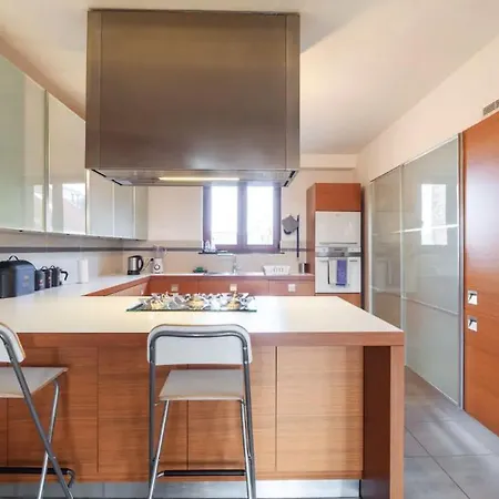 Picturesque & Bright 2 Floor With A View 公寓
