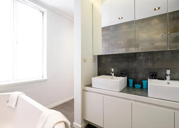 The Orange Flats - European District アパート