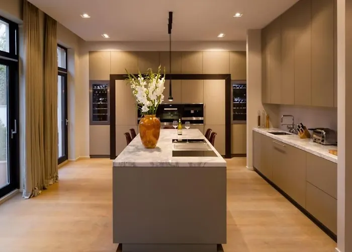 Vila 1000m2 With Indoor Pool Brusel