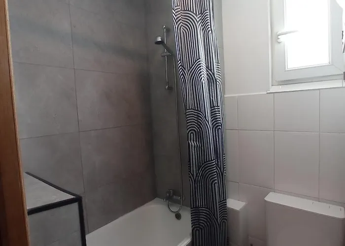 Cozy And Centrally Located *