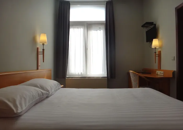 Safestay Grand Place 3*