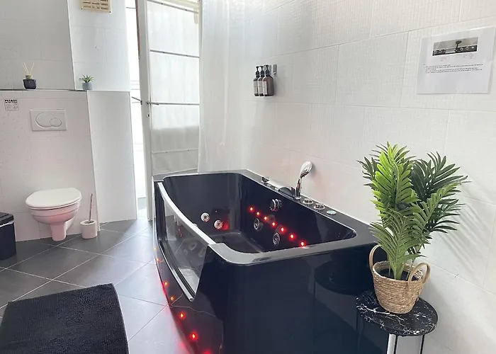 Beautiful With Jacuzzi Apartment *