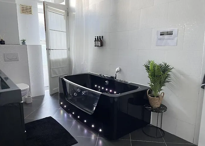 Beautiful With Jacuzzi Apartment *