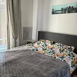Cosy With Canal View 아파트 *