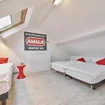 The Legacy By 2go4 Center Hostel *