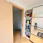 Town House With Garden - 1 With Shared Bathroom 홈스테이