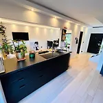 홈스테이 Town House With Garden - 1 With Shared Bathroom
