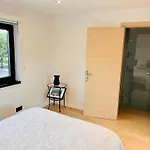 홈스테이 Town House With Garden - 1 With Shared Bathroom *