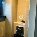 Town House With Garden - 1 With Shared Bathroom *