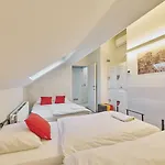 Hostel The Legacy By 2go4 Center