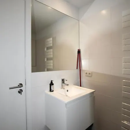 European Institutions شقة