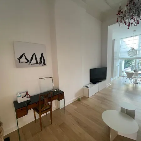 Apartment In Trendy Chatelain Center Area Little Garden Internet Wifi *