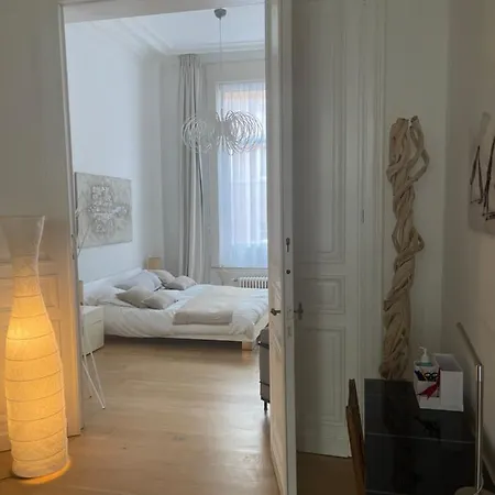 Apartment In Trendy Chatelain Center Area Little Garden Internet Wifi *