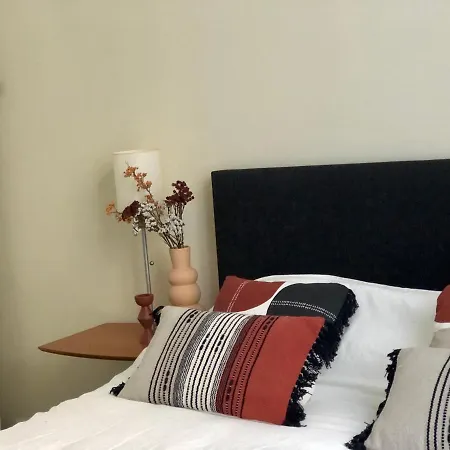 Great 3 Bedrooms/ 3 Bathrooms In The Heart Of Eu Area *