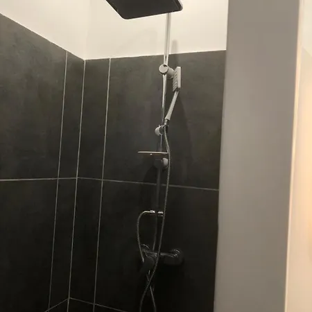 Great 3 Bedrooms/ 3 Bathrooms In The Heart Of Eu Area *