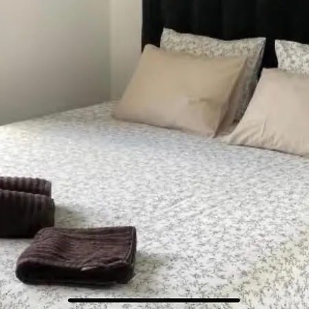 Louise47 Black Apartment