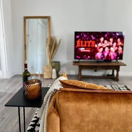 Lovely 2-bedroom Duplex W/ Balcony In شقة بروكسل