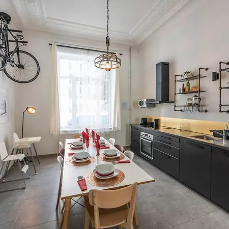 Superb 3 Bedroom & 3 Bathroom Duplex In Centre Appartement *