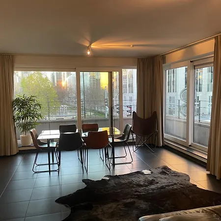 Lägenhet In Heart Of With Balcony View