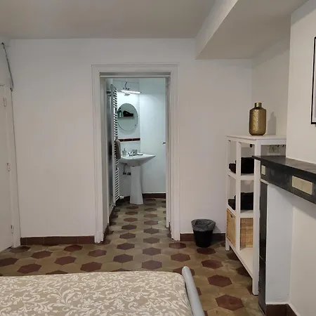 Brussels Bed & Blockchain Private With Shared Bathroom *