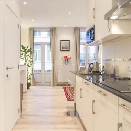 - Steps Grand Place - Local Vibrant Neighbourhood *