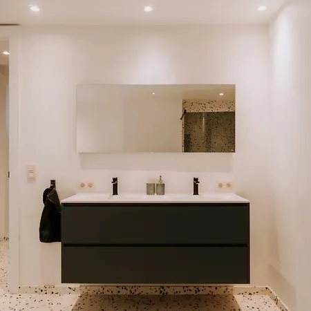 Beautiful 2 Bedroom Duplex In Le Chatelain Apartamento