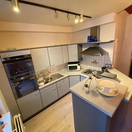 J And R Apartment *