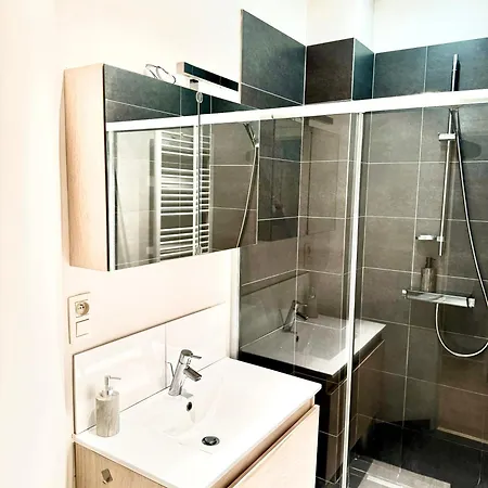 Beautiful 2 Bedroom Familiar Luxury Διαμέρισμα *