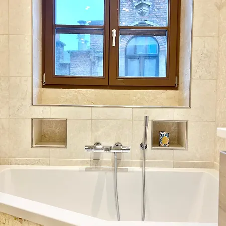 Luxury On Rue Haute Brüsszel